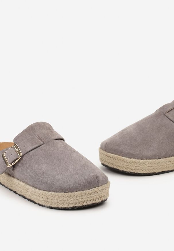Renee - Szare Klapki Mule z Szeroką Cholewką i Plecioną Podeszwą Ilinna. Kolor: szary. Styl: boho