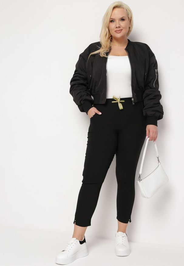 Born2be - Czarne Spodnie Skinny z Gumką w Talii z Wyższym Stanem Leratella. Stan: podwyższony. Kolor: czarny. Materiał: tkanina