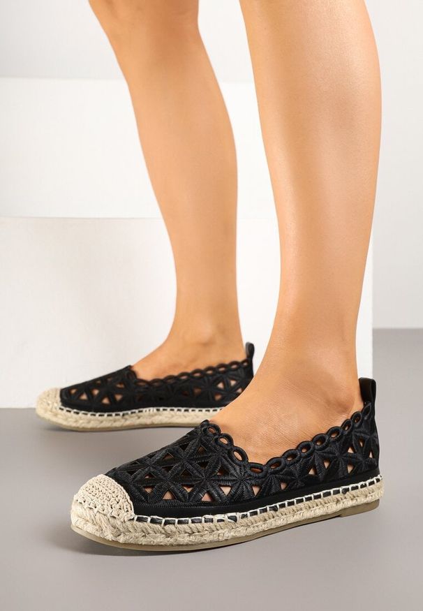 Born2be - Czarne Espadryle z Ażurową Cholewką i Plecionką Odine. Okazja: na co dzień. Kolor: czarny. Szerokość cholewki: normalna. Wzór: ażurowy. Sezon: lato. Styl: casual