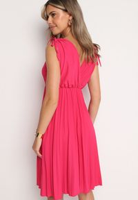 Born2be - Fuksjowa Plisowana Sukienka z Bawełną i Wiskozą z Gumką w Talii i Kopertowym Dekoltem Karamla. Typ kołnierza: dekolt kopertowy. Kolor: różowy. Materiał: bawełna, wiskoza. Typ sukienki: kopertowe #6