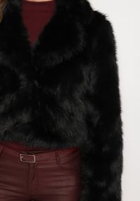 Born2be - Czarna Futerkowa Kurtka o Krótkim Kroju z Eleganckim Kołnierzem Tazamisa. Okazja: na co dzień. Kolor: czarny. Materiał: jeans. Długość: krótkie. Styl: elegancki #5