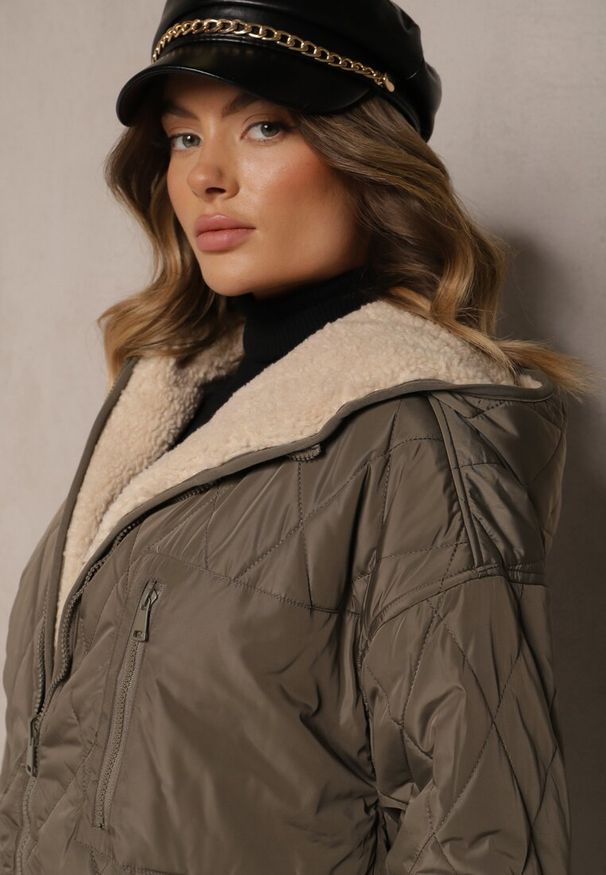 Renee - Ciemnobeżowa Pikowana Kurtka Dwustronna z Futrem i Kapturem Emalira. Okazja: na co dzień. Typ kołnierza: kaptur. Kolor: beżowy. Materiał: futro. Styl: elegancki, casual