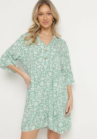 Born2be - Zielona Bawełniana Sukienka w Kwiaty o Rozkloszowanym Kroju Jenaleira. Okazja: na co dzień. Typ kołnierza: dekolt w serek. Kolor: zielony. Materiał: bawełna. Długość rękawa: krótki rękaw. Wzór: kwiaty. Styl: klasyczny, casual #7