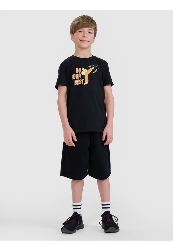 4f - 4F Spodenki dresowe chłopięce - czarne 128 (7-8 lat). Okazja: na co dzień. Kolor: czarny. Materiał: dresówka. Długość: krótkie. Wzór: gładki, ze splotem. Sezon: lato. Styl: casual, sportowy