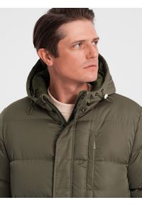 Ombre Clothing - Długa zimowa kurtka męska pikowana o satynowym wykończeniu - khaki V1. Kolor: brązowy. Materiał: satyna. Długość: długie. Wzór: nadruk. Sezon: zima. Styl: elegancki #6