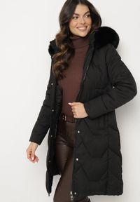 Born2be - Czarna Kurtka Pikowana o Długim Fasonie z Kapturem i Futrem Vertizola. Okazja: na spacer, na co dzień. Typ kołnierza: kaptur. Kolor: czarny. Materiał: futro. Długość: długie. Styl: casual, elegancki #5