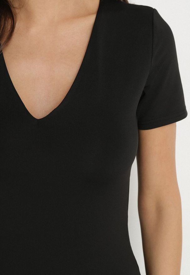 Born2be - Czarna Sukienka Dopasowana Bodycon z Dekoltem w Serek Efricene. Okazja: na co dzień. Typ kołnierza: dekolt w serek. Kolor: czarny. Materiał: jeans. Długość rękawa: krótki rękaw. Typ sukienki: bodycon. Styl: klasyczny, casual