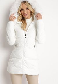 Born2be - Biała Kurtka w Geometryczne Pikowanie z Kapturem i Futerkiem Bellinae. Typ kołnierza: kaptur. Kolor: biały. Materiał: futro. Wzór: geometria #1