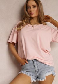 Renee - Jasnoróżowy T-shirt Eraela. Kolekcja: plus size. Kolor: różowy. Materiał: bawełna, tkanina. Długość rękawa: krótki rękaw. Długość: krótkie. Styl: klasyczny