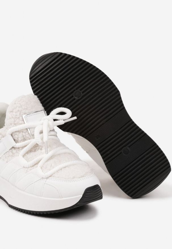 Renee - Białe Sneakersy Zimowe z Futerkiem Barankiem na Niskiej Platformie Zinethia. Okazja: na co dzień, na spacer. Zapięcie: sznurówki. Kolor: biały. Materiał: futro. Sezon: zima. Obcas: na platformie. Sport: turystyka piesza
