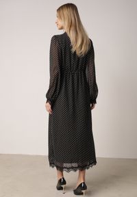 Born2be - Czarna Sukienka w Kropki z Koronką i Transparentnymi Rękawami Hetiera. Okazja: na co dzień. Kolor: czarny. Materiał: koronka. Wzór: kropki, koronka. Styl: casual, klasyczny #5