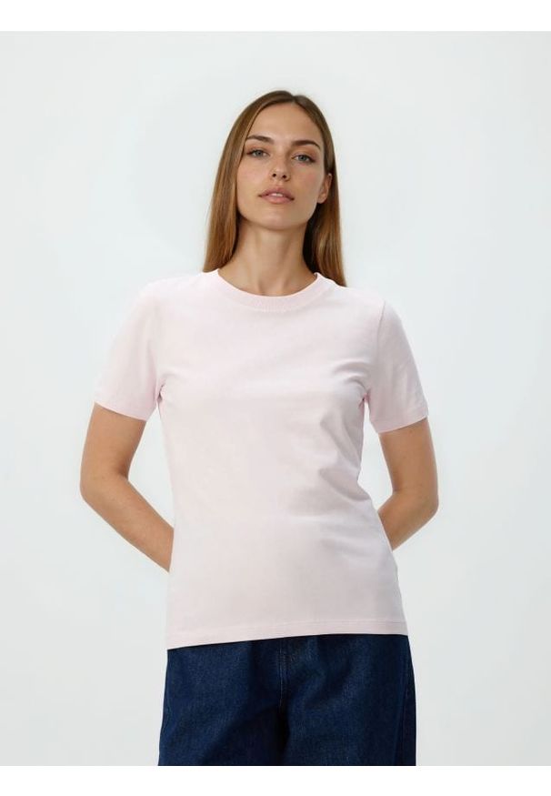Reserved - T-shirt regular - pastelowy róż. Kolor: różowy. Materiał: dzianina, bawełna