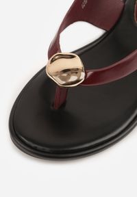 Renee - Bordowo-Czerwone Sandały Japonki z Metaliczną Ozdobą Vikisima. Okazja: na co dzień. Zapięcie: sprzączka. Kolor: czerwony. Wzór: aplikacja. Sezon: lato. Styl: casual #7