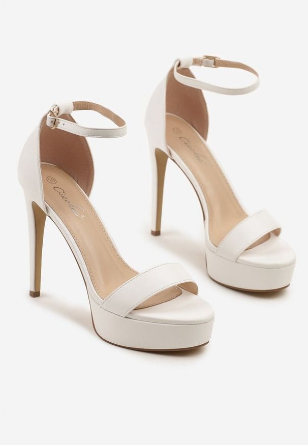 Born2be - Białe Klasyczne Szpilki na Platformie Zisorie. Okazja: na co dzień, na spotkanie biznesowe. Zapięcie: sprzączka. Kolor: biały. Obcas: na platformie. Styl: klasyczny. Wysokość obcasa: średni