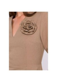 Stylove - Elegancka sukienka ołówkowa z dekoltem V beżowa. Okazja: do pracy, na imprezę, na wesele, na spotkanie biznesowe, na randkę, na ślub cywilny, na co dzień. Typ kołnierza: dekolt w kształcie V. Kolor: beżowy. Materiał: tkanina, elastan. Wzór: aplikacja, kwiaty. Typ sukienki: ołówkowe. Styl: elegancki. Długość: midi #3