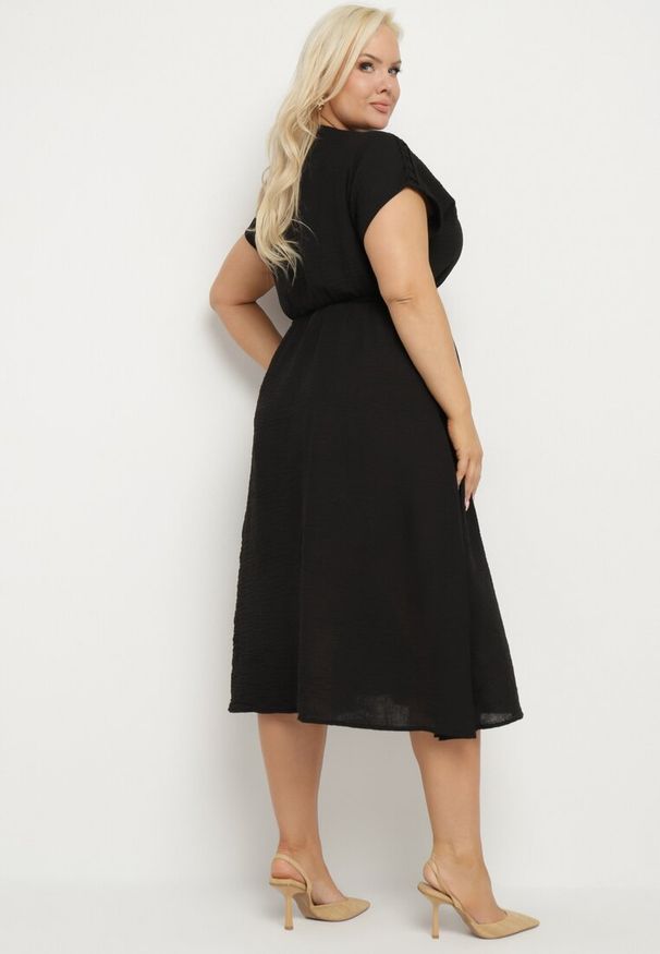 Born2be - Czarna Lniana Sukienka o Rozkloszowanym Kroju z Gumką w Talii Ageronna. Okazja: na co dzień. Typ kołnierza: dekolt w kształcie V. Kolor: czarny. Materiał: len. Długość rękawa: krótki rękaw. Sezon: lato. Typ sukienki: rozkloszowane. Styl: casual, elegancki, klasyczny