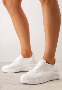 Born2be - Białe Dzianinowe Sneakersy na Grubej Podeszwie ze Żłobieniami Enolora. Okazja: na co dzień, na spacer. Kolor: biały. Materiał: dzianina. Szerokość cholewki: normalna. Sport: turystyka piesza, fitness #4