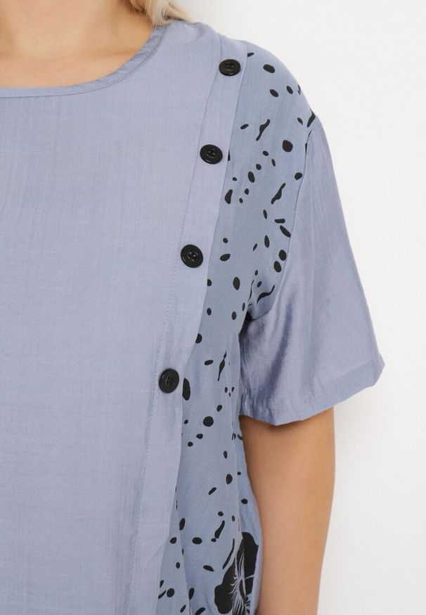 Born2be - Niebieska Bluzka z Bawełny z Krótkim Rękawem Ozdobiona Guzikami i Kieszenią z Klapą Ursilla. Okazja: na spotkanie biznesowe, do pracy, na co dzień. Kolor: niebieski. Materiał: bawełna. Długość rękawa: krótki rękaw. Długość: krótkie. Wzór: aplikacja. Styl: elegancki, casual, klasyczny, biznesowy