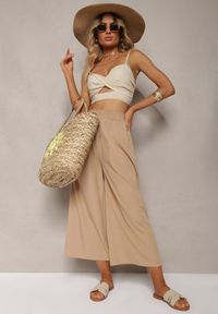 Renee - Beżowe Spodnie High Waist z Szerokimi Nogawkami z Wiskozą Wykończone Gumką w Talii Crisantas. Okazja: na co dzień, na spotkanie biznesowe. Stan: podwyższony. Kolor: beżowy. Materiał: wiskoza. Styl: biznesowy, elegancki, casual