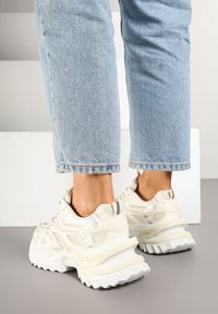 Renee - Beżowe Sneakersy na Platformie z Siateczkową Wstawką Helesi. Okazja: na co dzień. Kolor: beżowy. Materiał: jeans. Wzór: geometria, aplikacja. Obcas: na platformie