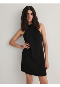 Reserved - Sukienka z dekoracyjnym wiązaniem - czarny. Kolor: czarny. Materiał: tkanina. Wzór: gładki. Styl: klasyczny #1
