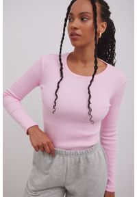 Marsala - Dopasowany top z długim rękawem z prążkowanej dzianiny w kolorze CANDY PINK - MOODY. Materiał: dzianina, prążkowany. Długość rękawa: długi rękaw. Długość: długie