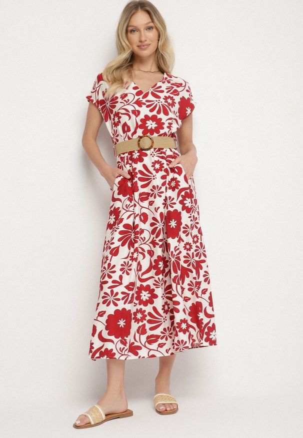 Born2be - Czerwona Wiskozowa Sukienka o Rozkloszowanym Kroju z Ozdobnym Paskiem z Klamrą Zarolena. Okazja: na spacer, na imprezę, na co dzień. Typ kołnierza: dekolt w kształcie V. Kolor: czerwony. Materiał: wiskoza. Sezon: lato. Typ sukienki: rozkloszowane. Styl: casual, elegancki