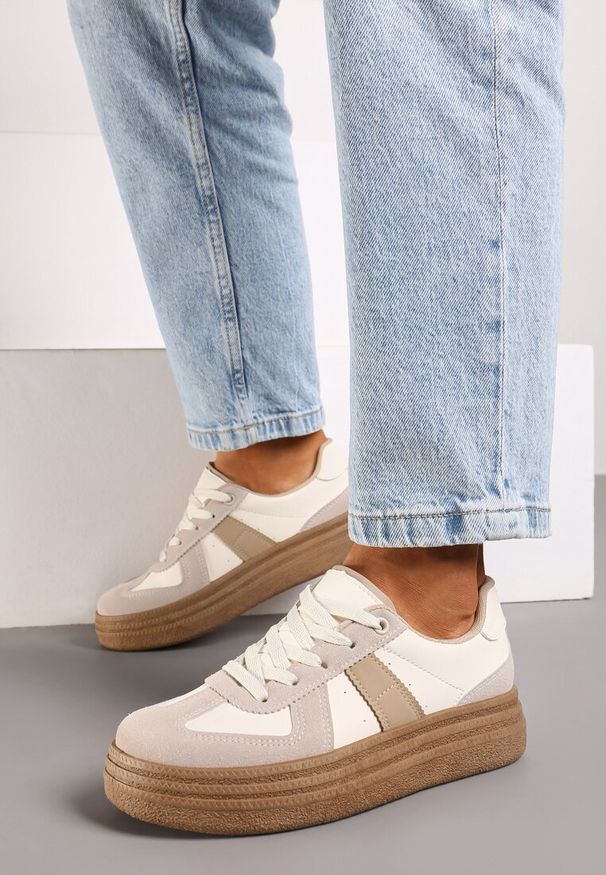 Renee - Ciemnobeżowe Sneakersy na Grubej Podeszwie z Ozdobnymi Przeszyciami Ysdole. Kolor: beżowy. Materiał: materiał. Obcas: na platformie