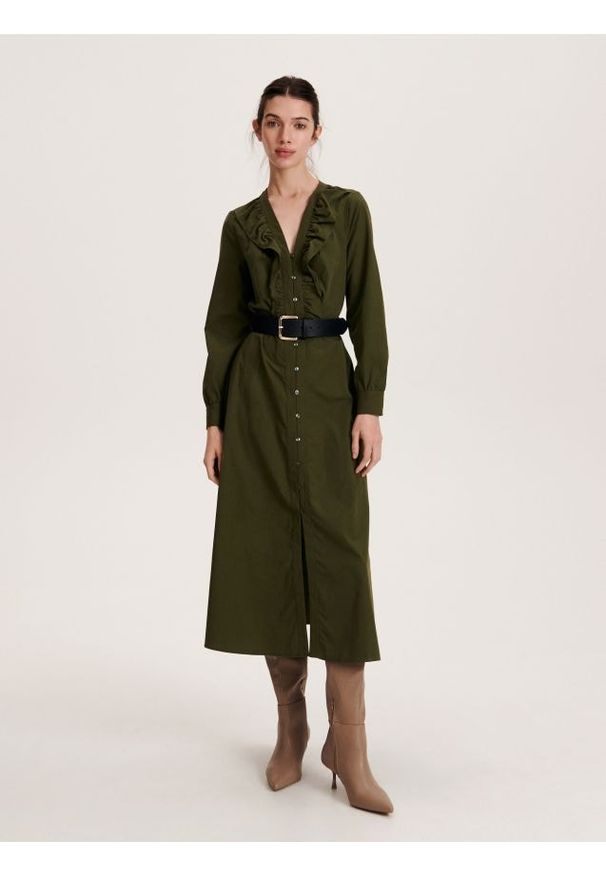 Reserved - Sukienka midi z paskiem - ciemnozielony. Kolor: zielony. Materiał: bawełna, tkanina. Wzór: gładki. Typ sukienki: proste. Długość: midi