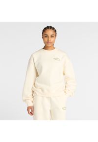 Bluza damska New Balance WT53516PEF – beżowa. Okazja: na co dzień. Kolor: beżowy. Materiał: dresówka, poliester, materiał, bawełna, prążkowany. Wzór: aplikacja, napisy. Styl: casual #1