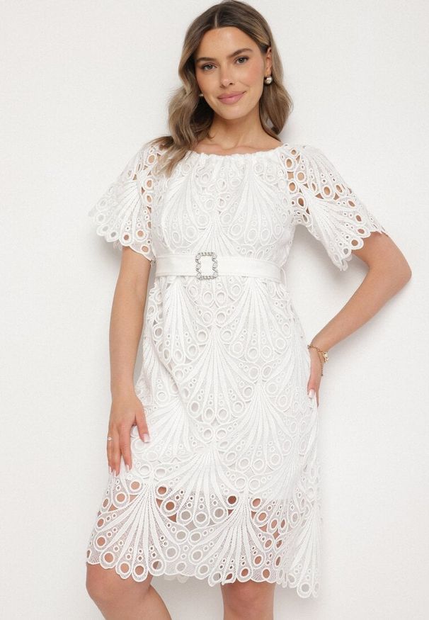 Born2be - Biała Ażurowa Sukienka z Bawełną i Paskiem z Klamrą Mimixa. Okazja: na co dzień. Kolor: biały. Materiał: bawełna. Długość rękawa: krótki rękaw. Wzór: ażurowy. Typ sukienki: proste. Styl: casual, klasyczny