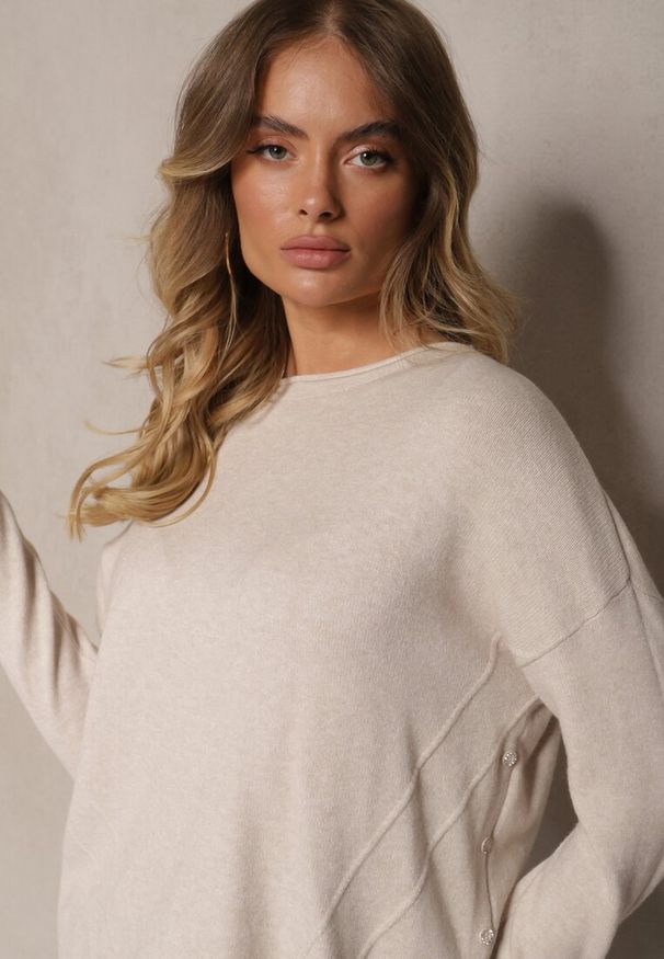 Renee - Jasnobeżowy Klasyczny Sweter z Cyrkoniami na Guzikach Rerige. Okazja: na co dzień. Typ kołnierza: dekolt w łódkę. Kolor: beżowy. Materiał: jeans. Długość rękawa: długi rękaw. Długość: długie. Styl: klasyczny
