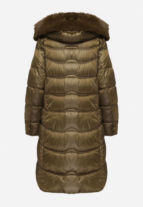 Born2be - Zielona Pikowana Kurtka Długa z Odpinanym Kapturem z Futrem i Rozcięciem na Napy Dennithra. Okazja: na spacer, na co dzień, na spotkanie biznesowe. Kolor: zielony. Materiał: futro. Długość: długie. Styl: casual, elegancki, sportowy, biznesowy