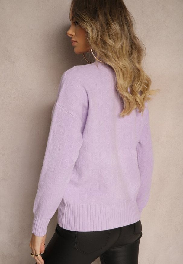 Renee - Fioletowy Golf Sweter z Tłoczeniem i Ściągaczami Melovira. Typ kołnierza: golf. Kolor: fioletowy. Sezon: zima
