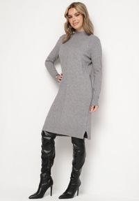 Born2be - Jasnoszara Sweterkowa Sukienka z Modalem i Wiskozą Ozdobiona Guzikami Hesalttia. Okazja: na co dzień. Kolor: szary. Materiał: wiskoza. Długość rękawa: długi rękaw. Wzór: aplikacja. Typ sukienki: proste. Styl: casual, elegancki #5