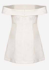 Born2be - Biała Taliowana Sukienka z Dekoltem Bandeau z Zakładką Zelzemis. Kolor: biały. Styl: klasyczny, elegancki #6