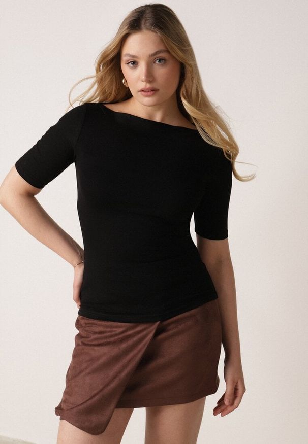 Born2be - Czarny Wiskozowy T-shirt o Dopasowanym Kroju z Dekoltem w Łódkę Idahphaeia. Okazja: na co dzień, na spotkanie biznesowe, do pracy. Kolor: czarny. Materiał: wiskoza. Wzór: aplikacja. Styl: casual, biznesowy, klasyczny