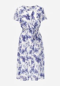 Renee - Niebieska Kopertowa Sukienka z Wiązanym Paskiem w Kwiatowy Print z Brokatem Runewea. Okazja: na randkę. Kolor: niebieski. Wzór: nadruk, kwiaty. Typ sukienki: kopertowe. Styl: boho #3