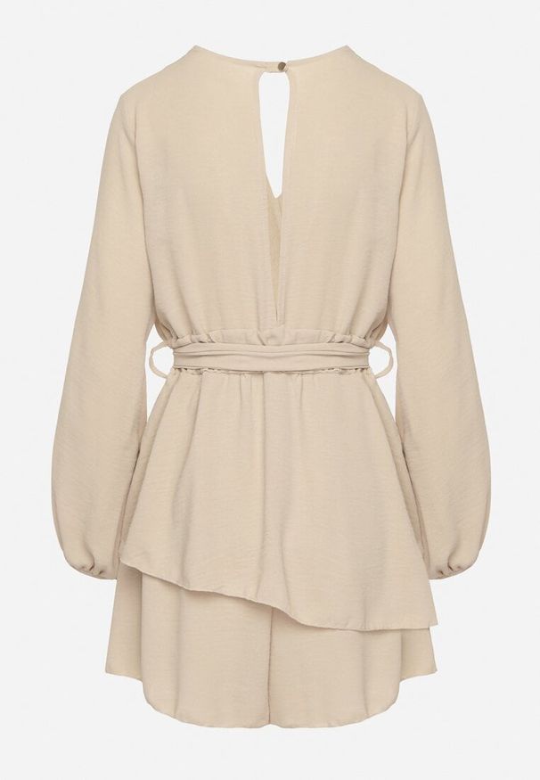 Born2be - Beżowa Kopertowa Sukienka Kombinezon Mini z Falbanką Bomina. Kolor: beżowy. Materiał: materiał