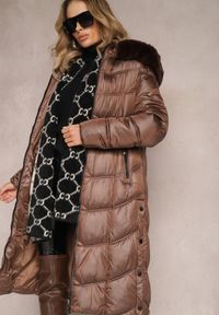 Renee - Brązowa Kurtka Płaszcz za Kolano z Pikowaniem i Odpinanym Kapturem Calarin. Kolor: brązowy. Materiał: zamsz, futro. Długość: długie. Sezon: zima. Styl: elegancki #3