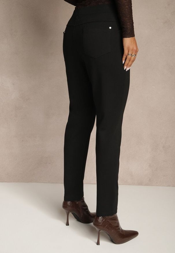 Renee - Czarne Spodnie o Kroju Skinny z Gumką w Talii i Wsuwanymi Kieszeniami Aronella. Kolekcja: plus size. Kolor: czarny. Wzór: paski