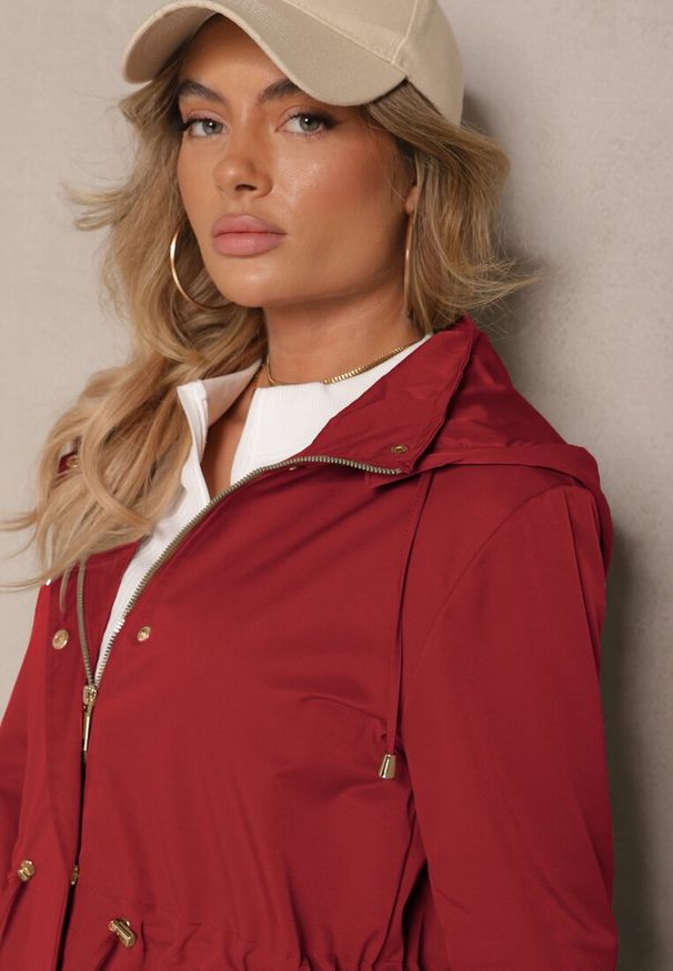 Renee - Bordowa Kurtka o Kroju Parki z Odpinanym Kapturem Zdobiona Zamkami Norloti. Okazja: na co dzień. Kolor: czerwony. Materiał: jeans, dzianina. Wzór: aplikacja. Styl: klasyczny, casual
