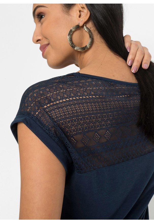 bonprix - Koszulka z miękkiej mieszanki wiskozy. Kolor: niebieski. Materiał: wiskoza, koronka. Wzór: koronka