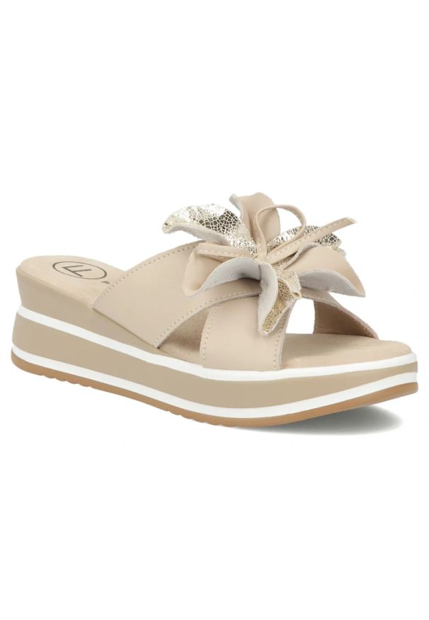 Skórzane klapki damskie na koturnie z kwiatem beżowe Filippo DK7636. Kolor: beżowy. Materiał: skóra. Wzór: kwiaty. Sezon: lato. Obcas: na koturnie