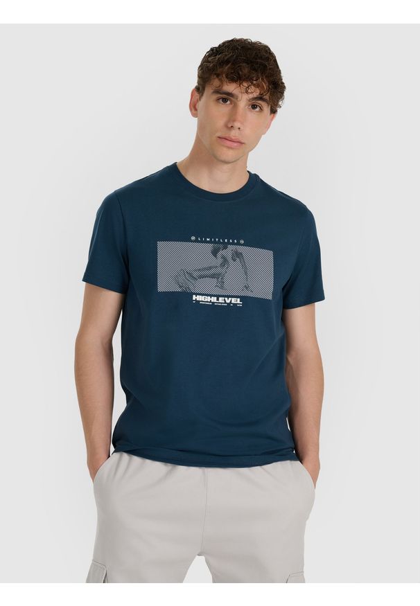 4f - 4F T-shirt regular z nadrukiem męski - granatowy S. Okazja: na co dzień. Kolor: niebieski. Materiał: bawełna, materiał. Wzór: nadruk. Styl: casual