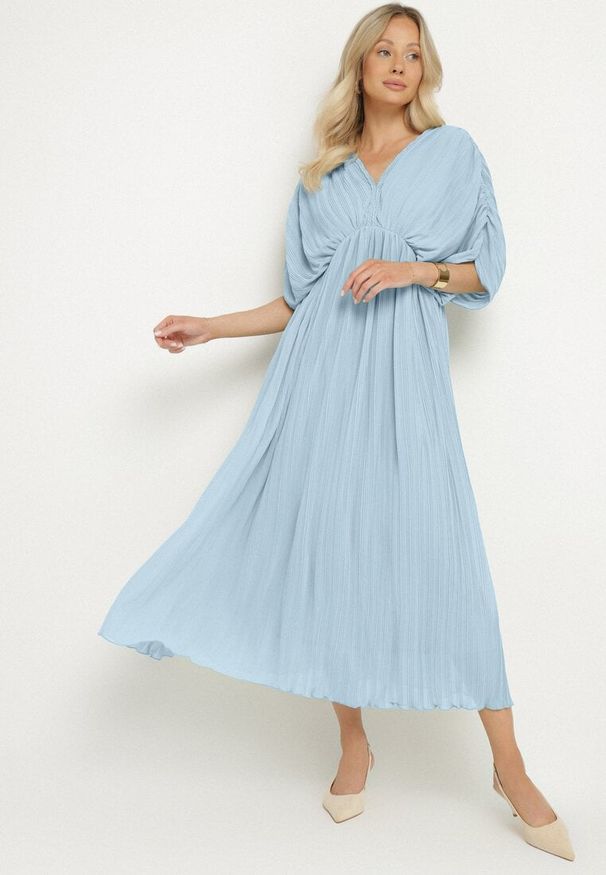 Born2be - Niebieska Sukienka Rozkloszowana z Wiązaniem na Szyi o Luźnym Kroju Napila. Okazja: na co dzień. Typ kołnierza: dekolt w kształcie V. Kolor: niebieski. Styl: klasyczny, casual, elegancki