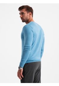 Ombre Clothing - Elegancki męski sweter BASIC V-neck z wiskozą – błękitny V21 - Rozmiar: L. Okazja: do pracy, na co dzień. Typ kołnierza: dekolt w serek. Kolor: niebieski. Materiał: wiskoza. Wzór: haft. Styl: elegancki #6