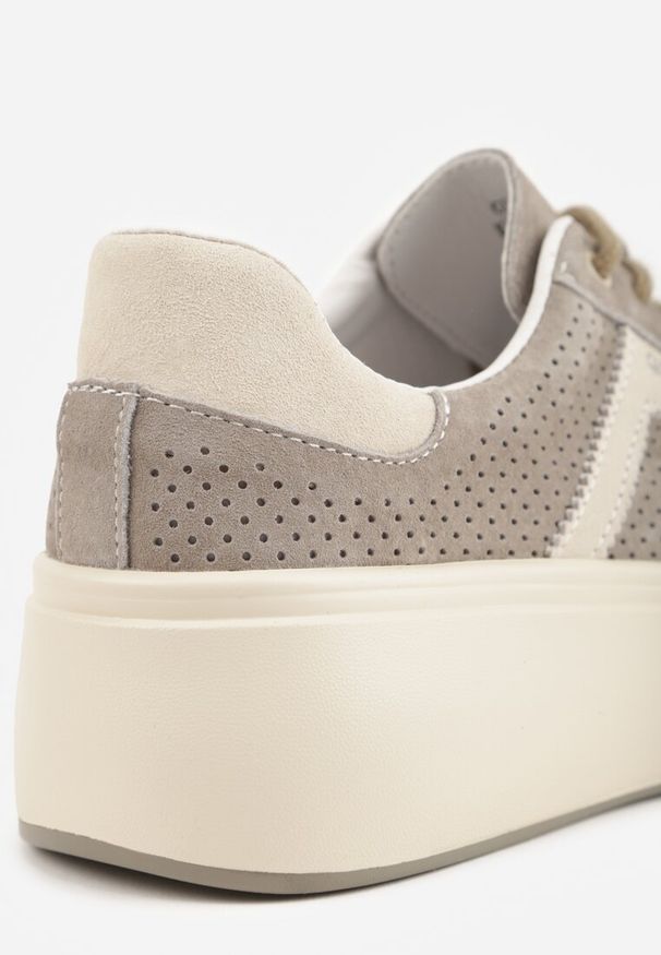 Renee - Ciemnobeżowe Sneakersy z Zamszu Naturalnego na Platfomie z Napisem i Perforacją Zitara. Okazja: na co dzień. Kolor: beżowy. Materiał: zamsz. Wzór: napisy. Obcas: na platformie