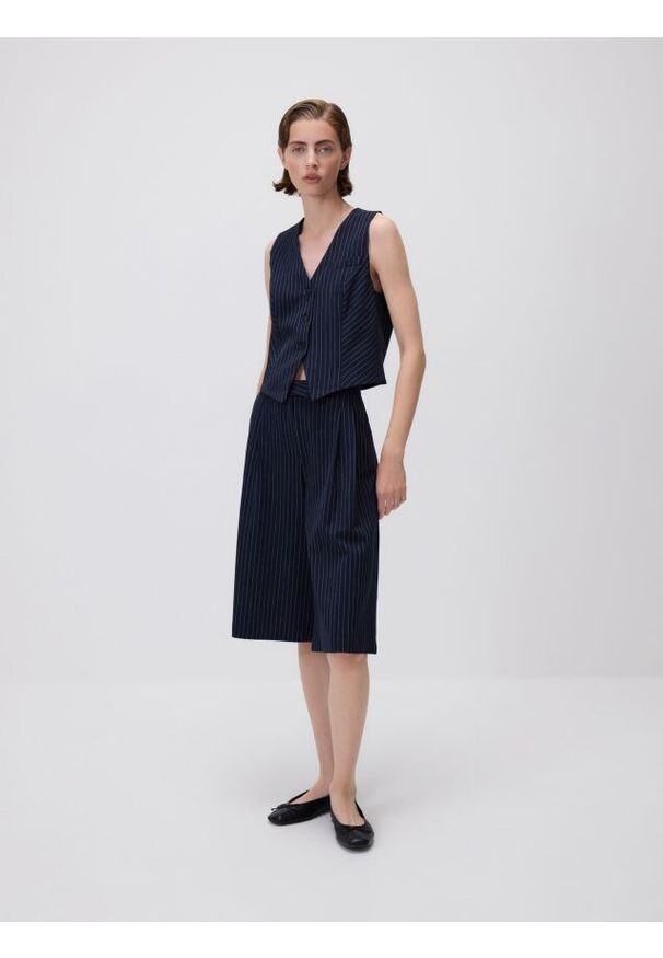 Reserved - Bermudy w prążek - granatowy. Kolor: niebieski. Materiał: wiskoza, tkanina. Wzór: prążki