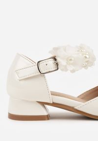 Born2be - Białe Lakierowane Sandały na Niskim Obcasie z Kwiatkami i Perełkami Denagia. Zapięcie: sprzączka. Kolor: biały. Materiał: lakier. Wzór: kwiaty. Sezon: lato. Styl: elegancki #2